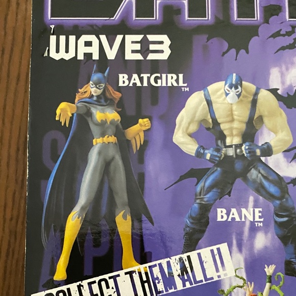 DC Multicolor Catwoman Collectible Figure - Picture 8 of 9